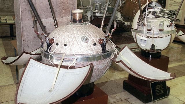 Космический аппарат «Луна-9» в музее НПО им. Лавочкина, 2004 год