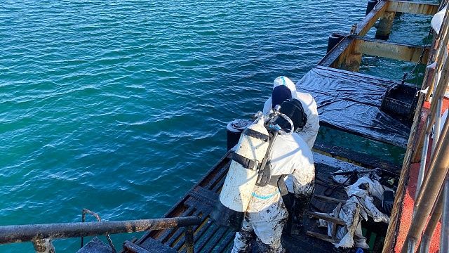 Более 20 мешков с мазутом собрали водолазы МЧС за день у причала в Анапе