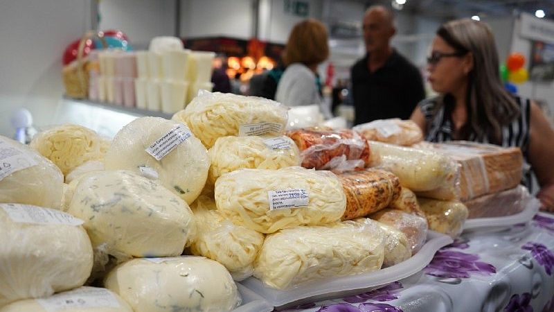 Технолог Дьячкова назвала сыр за 300 рублей дешевым и призвала избегать его