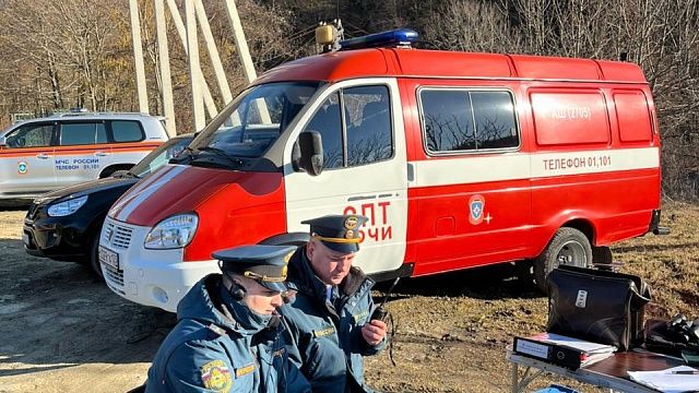 Пять сбросов воды совершил вертолет МЧС России для тушения пожара в горах Сочи