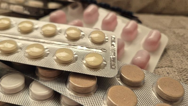 Хирург Умнов объяснил, почему опасно запивать лекарства чаем или газировкой 