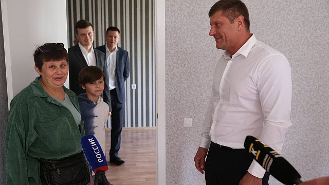 Глава Краснодара передал ключи от новой квартиры первой в 2022 году семье, переселяемой из аварийного дома