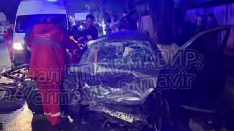 Четыре человека пострадали в лобовом столкновении в Армавире