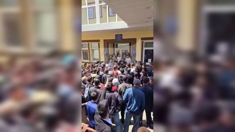 Появилось видео драки приезжих в очереди у миграционного центра во Владивостоке 