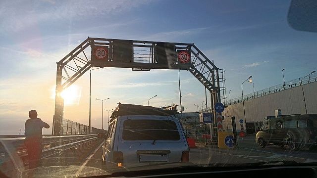 К вечеру воскресенья у Крымского моста собрались пробки в оба направления