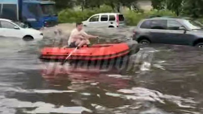 На видео сняли прокатившегося на надувной лодке по трассе мужчину из Петербурга