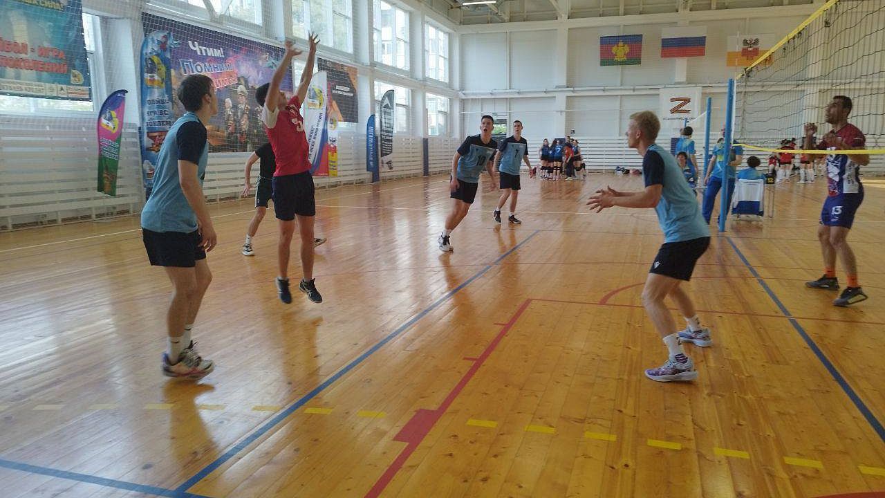 В Краснодаре прошел волейбольный турнир в честь Дня Победы. Фото: Департамент по физической культуре и спорту