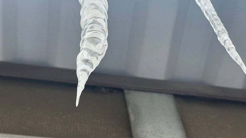 Глыба льда упала на голову прохожему в Санкт-Петербурге 