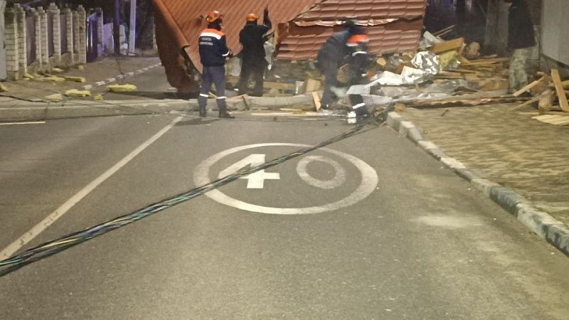 Ураган сдул крышу с частного дома в Новороссийске