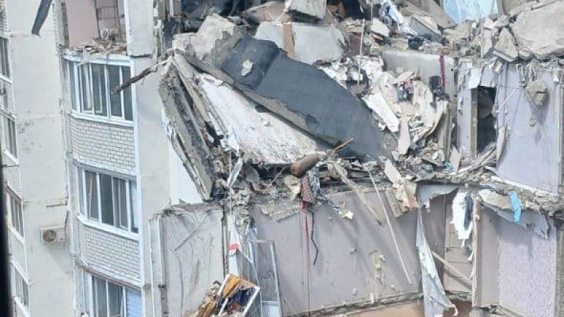 Под завалами обрушившегося дома нашли мужчину с признаками жизни в Саратове