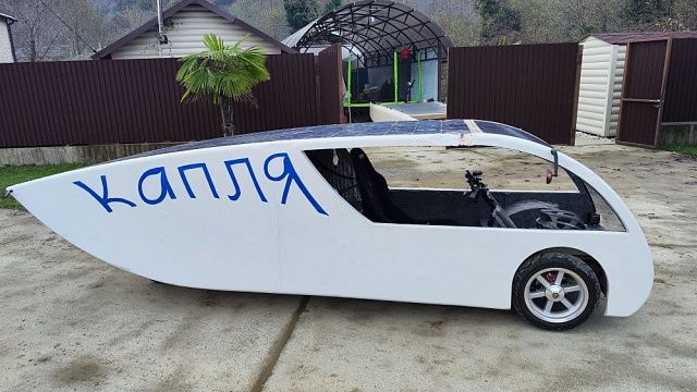 Житель Сочи собрал автомобиль, работающий на солнечных батареях. Фото: «Кубань Информ»