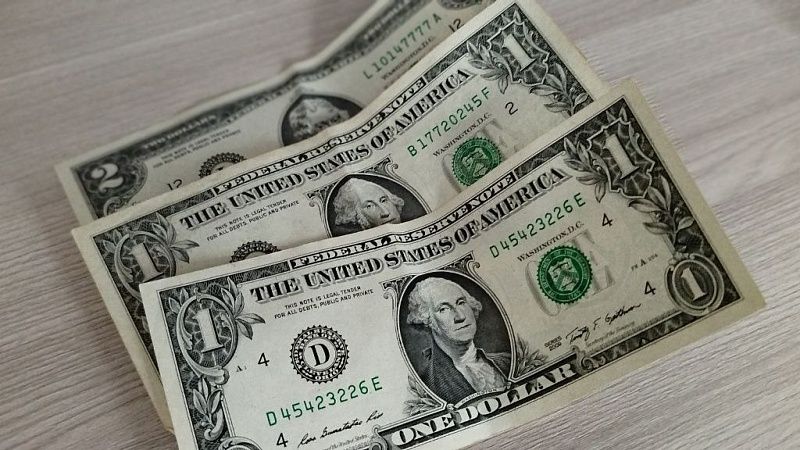 ЦБ поднял курс доллара до 85,5 рубля на 1 апреля