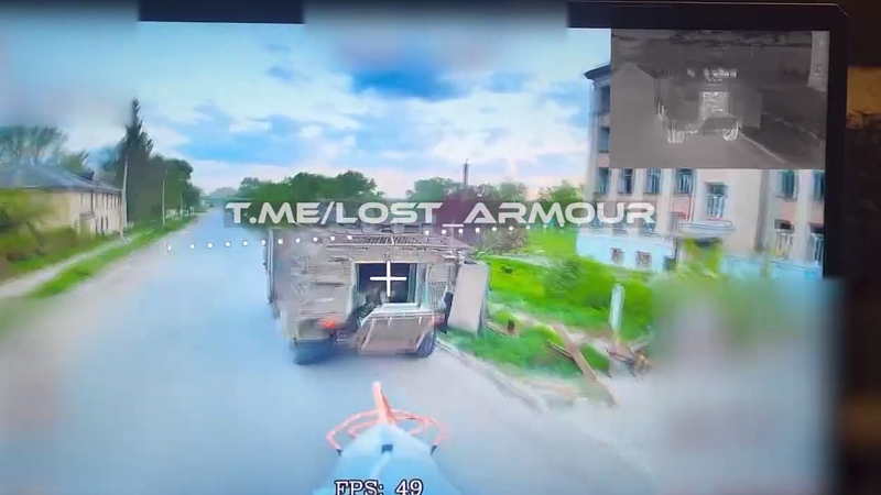 В сеть попали кадры атаки дрона ВС РФ на бронемашину ВСУ с десантом