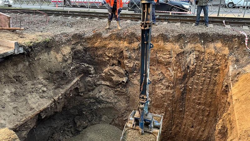 На месте провала грунта на Московской запустили канализационный коллектор