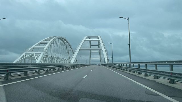 На Крымском мосту образовался затор из 860 автомобилей со стороны Кубани