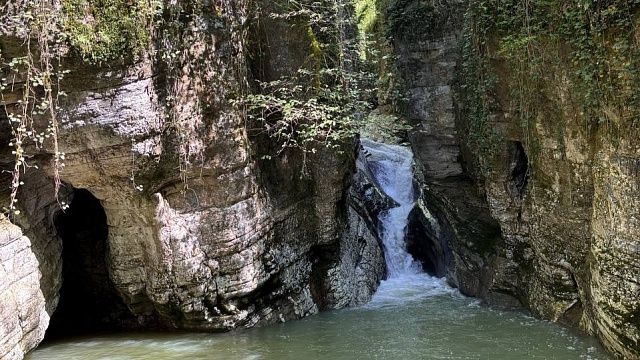 Очевидцы сняли на видео смертельный прыжок в водопад жителя Норильска