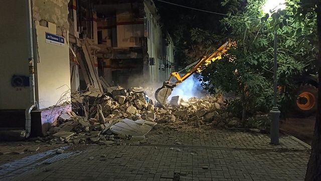 Из-за обрушившейся стены в центре Анапы перекрыли движение