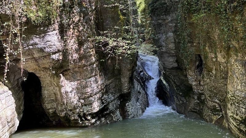 Очевидцы сняли на видео смертельный прыжок в водопад жителя Норильска
