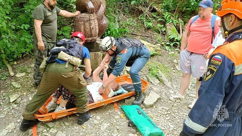 Спасатели вынесли из ущелья туристку с травмой спины в Сочи