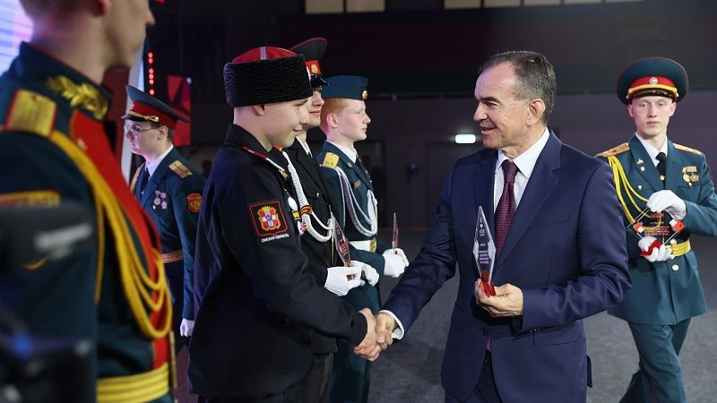 Вениамин Кондратьев наградил активистов движения «Пост №1» 