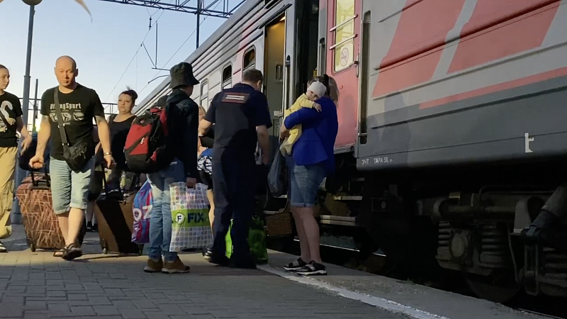 В Новороссийске встретили пассажиров поезда, сошедшего с рельс в Коми