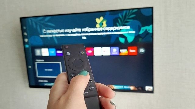 Английская телеведущая Лора Вудс упала в обморок в прямом эфире ITV