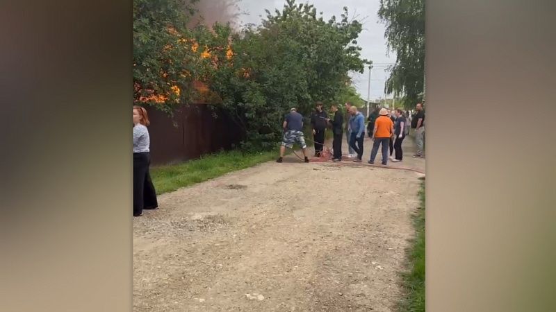 После хлопка загорелся дом в садоводческом товариществе Краснодара 