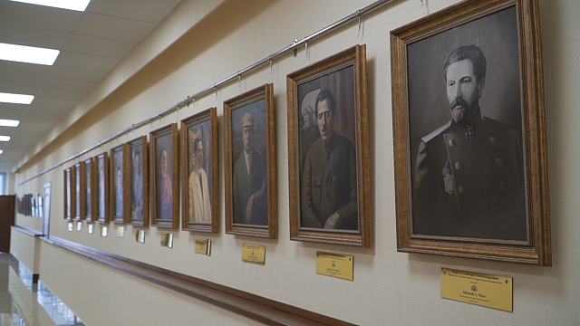 В КубГУ открылась выставка картин. Фото: телеканал «Краснодар»