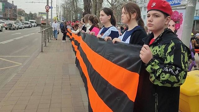 В Краснодаре школьники и юнармейцы растянули километровую Георгиевскую ленту