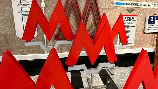 Пережившая падение с 7-го этажа модель впала в кому в метро и умерла в Москве