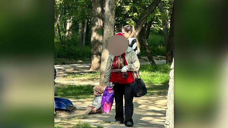 Игравшая в детских песочницах пожилая женщина напугала жителей Новороссийска 