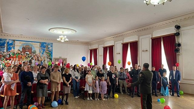 В Краснодаре для матерей и жен участников СВО провели концерт в преддверии 8 марта. Фото предоставлено организаторами