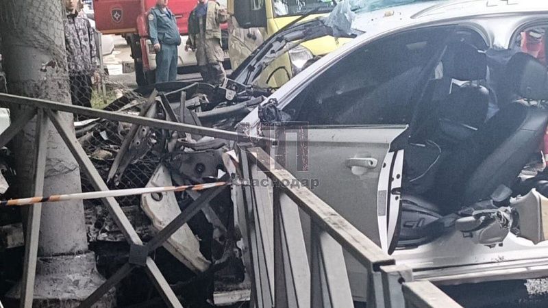 Массовое ДТП из-за намотавшегося авто на столб произошло в Краснодаре