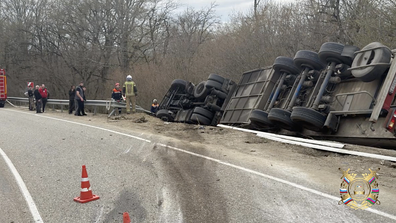 Водитель «МАЗ» съехал с дороги, опрокинулся и погиб в Апшеронском районе