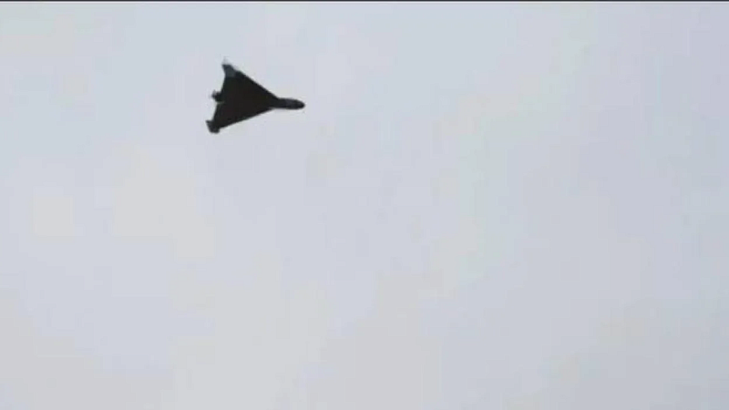 Очевидец снял на видео пролетающий над городом украинский БПЛА в Нарве