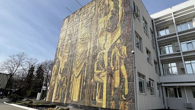 Мозаика на здании КубГУ. Фото: телеканал «Краснодар»