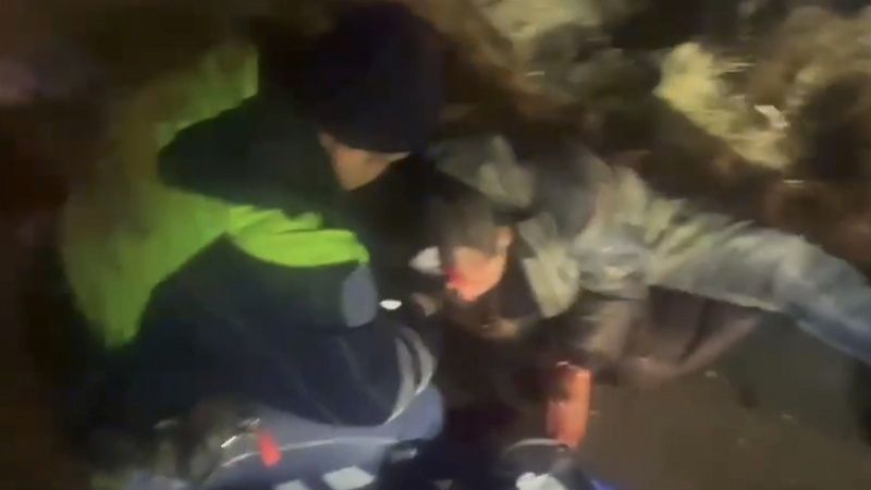 Инспекторы Госавтоинспекции спасли раненых в ДТП людей в Южно-Сахалинске 