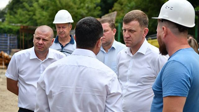 Глава Краснодара поручил увеличить количество рабочих на будущем батутном центре и завершить его в срок
