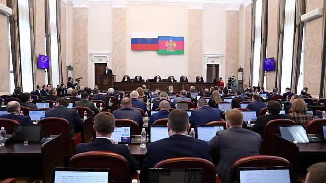 Повышение зарплат бюджетникам, восстановление прав дольщиков: депутаты Кубани увеличили расходы на эти цели