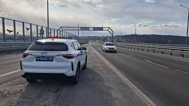 На трассе Новороссийск – Кабардинка ограничили движение из-за сильного ветра