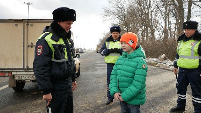 Краснодарские полицейские исполнили мечту 9-летнего Арсения. Фото: пресс-служба Управления МВД России по городу Краснодару