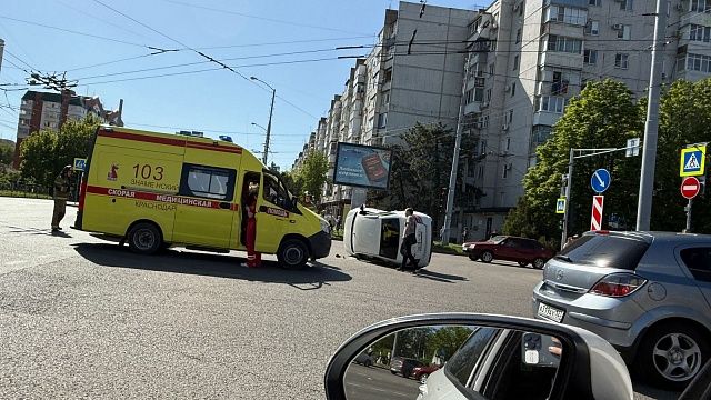 Легковушка опрокинулась на бок во время аварии в Краснодаре