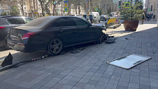 В центре Краснодара после аварии машина вылетела на тротуар и снесла урну