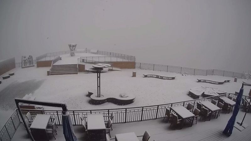 Мокрый снег покрыл горы Сочи в середине июня