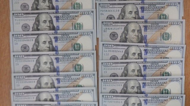 Пассажиры хотели провезти 50 тысяч долларов через таможню в аэропорту Краснодара