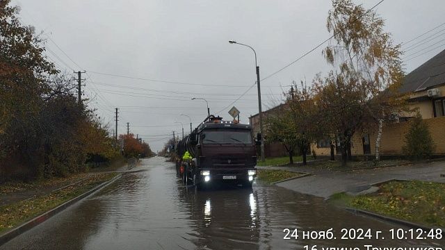 Водооткачивающая техника выехала на улицы города