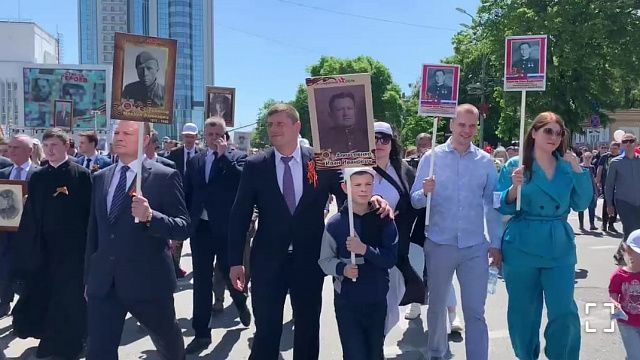 Андрей Алексеенко с семьей принял участие в акции «Бессмертный полк» в Краснодаре