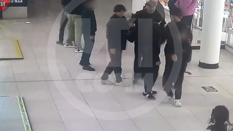 Группа подростков избила двух прохожих в Сочи