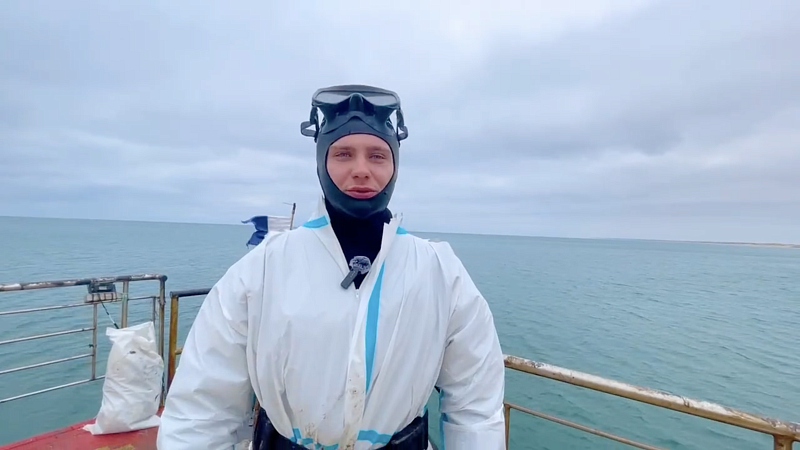 Несмотря на мороз и ветер водолазы собирали мазут с морского дна в Анапе