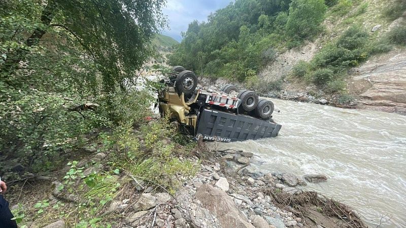 Водитель грузовика погиб после падения автомобиля в ущелье Кабардино-Балкарии
